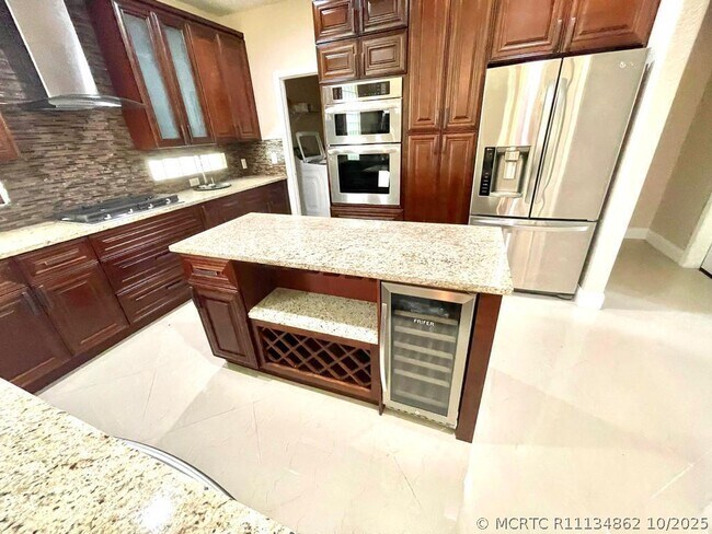Foto del edificio - 10454 Galleria St