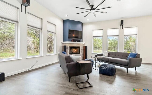 Building Photo - 1560 Hilltop Ridge
