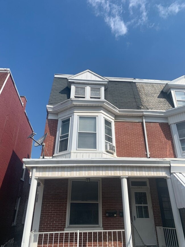 Building Photo - 1127 W Poplar St