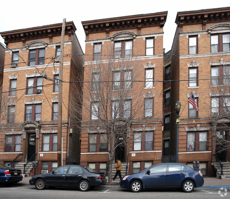 Primary Photo - 306 60th St