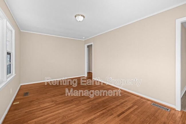 Building Photo - 2421 Circle Dr