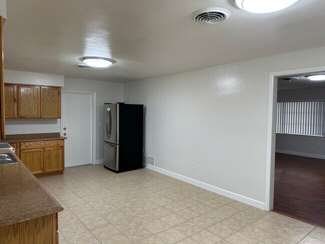 Building Photo - 625 Forest Lake Dr