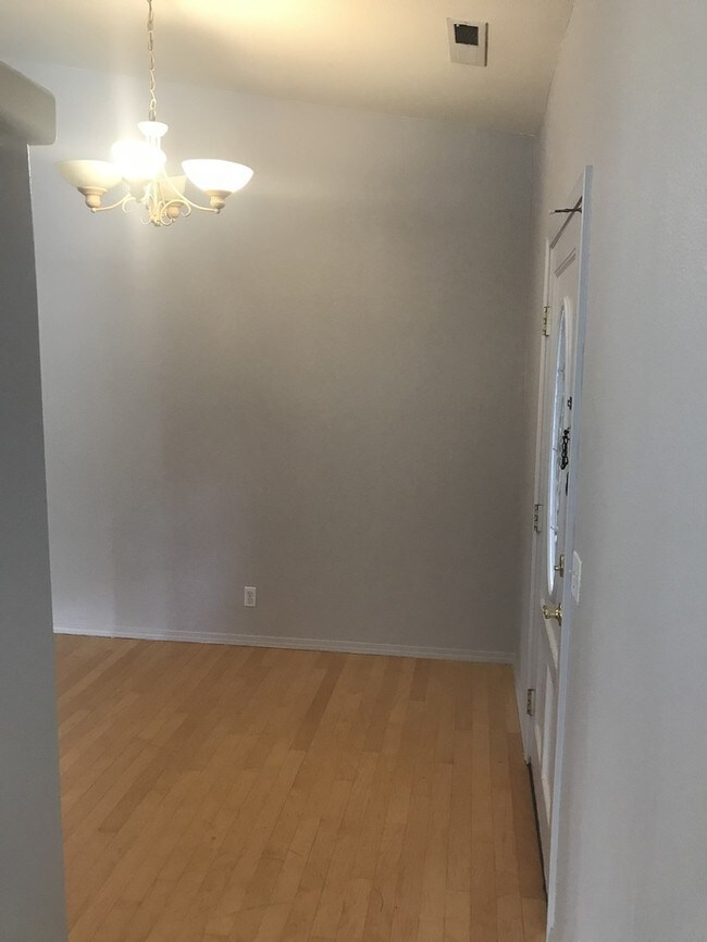 Foto del edificio - 7423 Leonard Ave