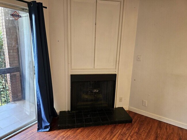 Foto del edificio - Large Private Guy Room Downtown ASAP - Balcony, Storage and more