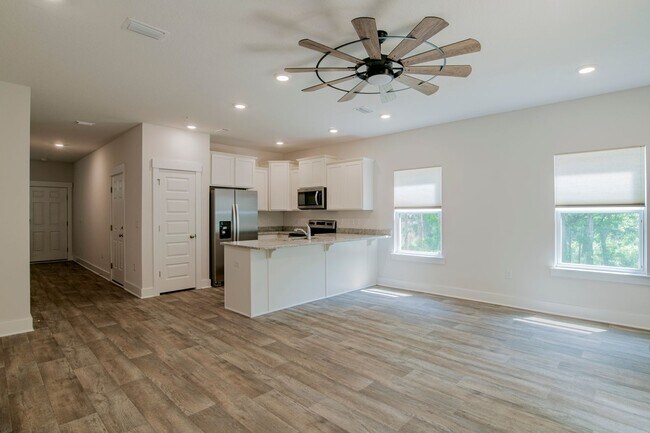 Building Photo - Modern Townhome with Community Pool