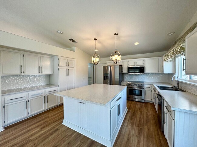Building Photo - AVAILABLE NOW! GORGEOUS 4 Bed 3 Bath POOL ...