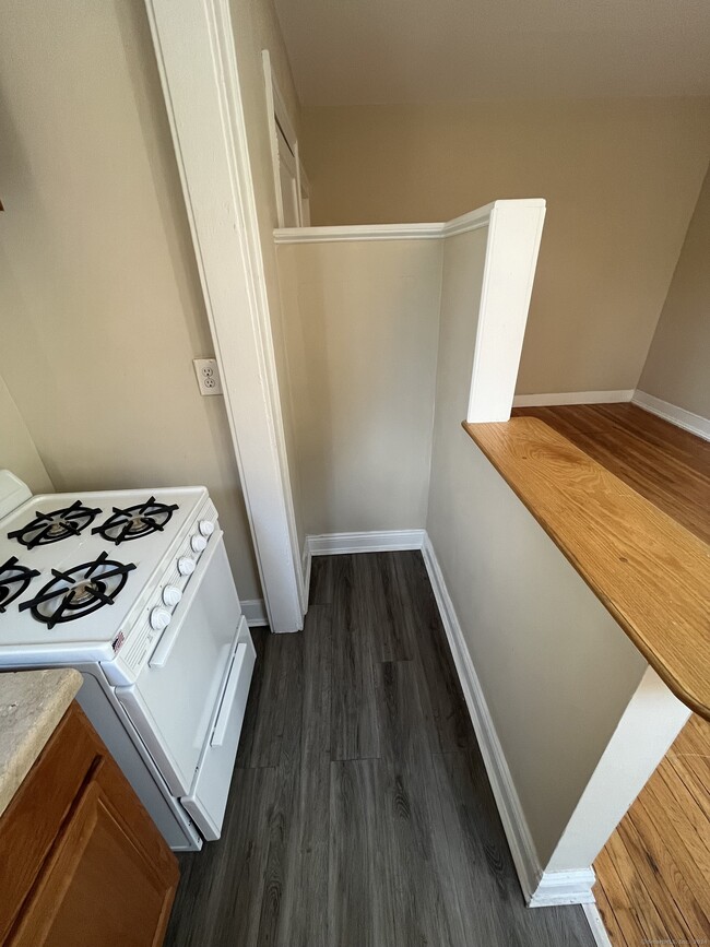 Building Photo - 37-39-39 Charter Oak Pl