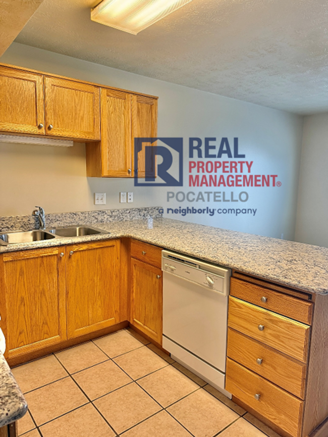 Building Photo - 2 Bed 1.5 Bath Town Home