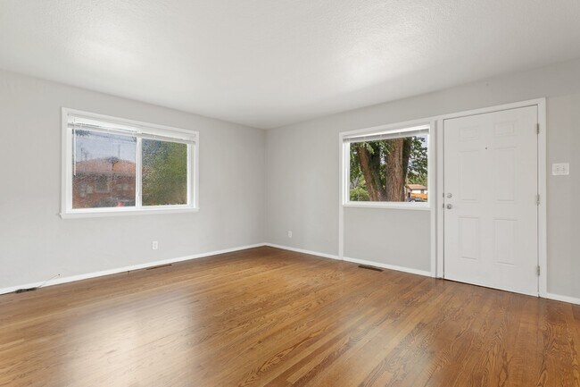 Building Photo - 1409 Custer Ave