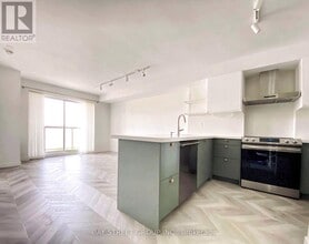 Building Photo - 140 Bathurst St