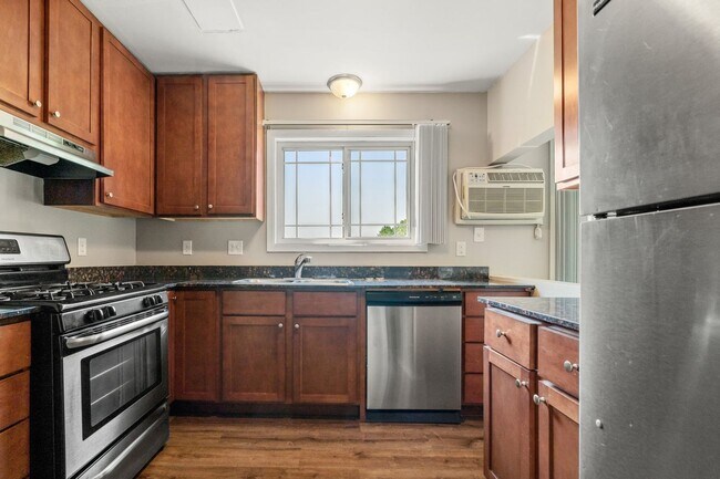 Foto del edificio - 3407-3417 65th Avenue N