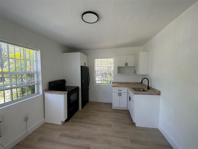 Foto del edificio - 360 NE 82nd St
