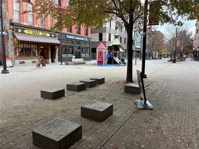 Foto del edificio - 136 E State St