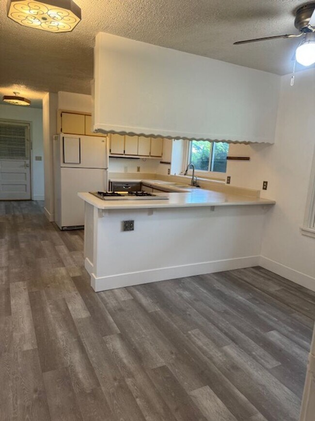 Foto del edificio - Spacious 3 Bedroom Home on Large Corner Lot with Sunporch!