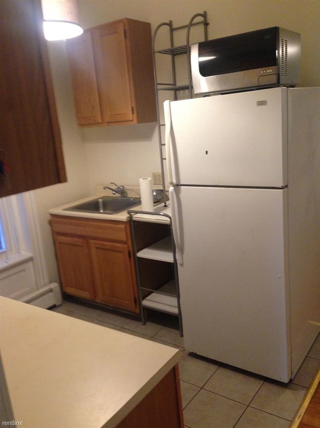 Building Photo - 1 br, 1 bath  - 170 Park St Apts 1, 2 & 3