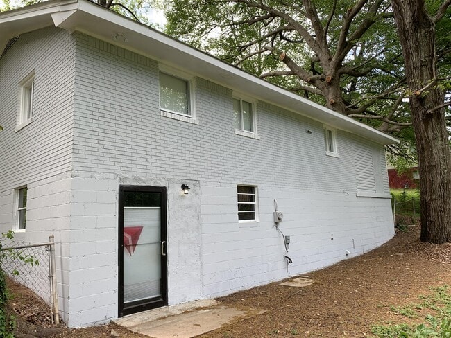 Building Photo - 928 Needle Dr