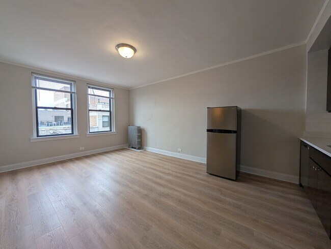 Building Photo - 3335 W Diversey Ave