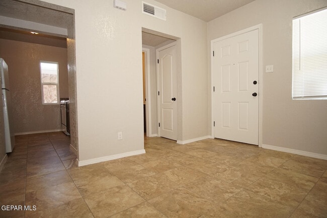 Building Photo - 2866 Grant Ave