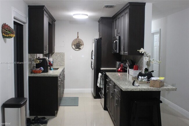 Foto del edificio - 3 br, 1.5 bath House - 1015 SW 82nd Ave