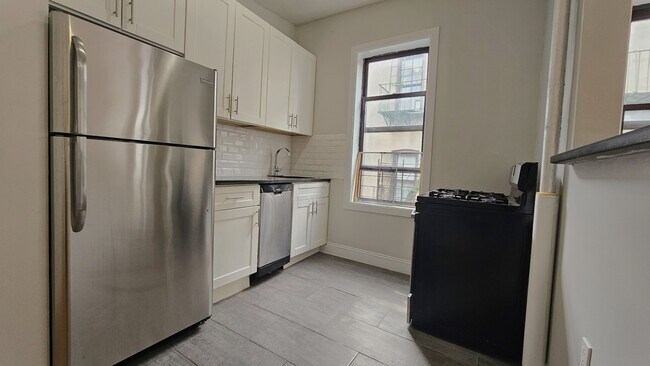 Building Photo - 573 W 159th St