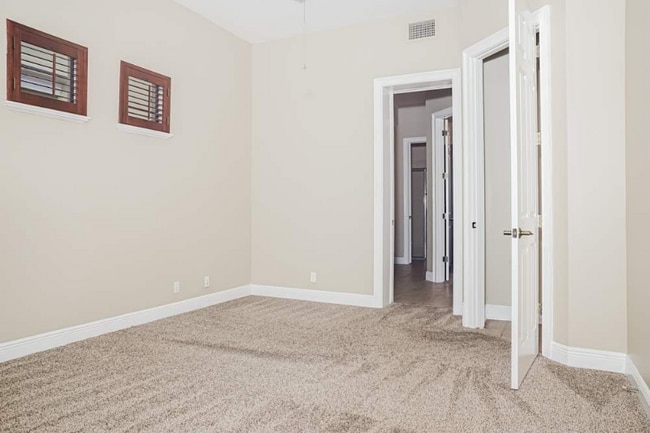 Building Photo - 462 E Rosebud Dr