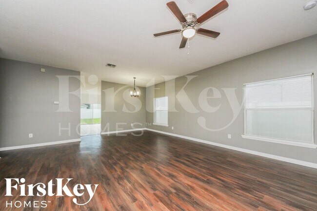 Foto del edificio - 4302 Hidden Meadow Dr