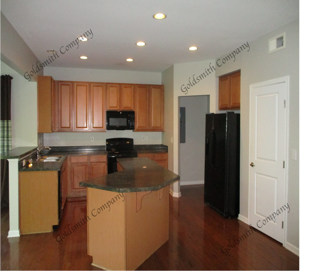 Foto del edificio - "4-Bed in Greenville - Spacious 2,389 Sq Ft with Fireplace & Hardwood Floors!"