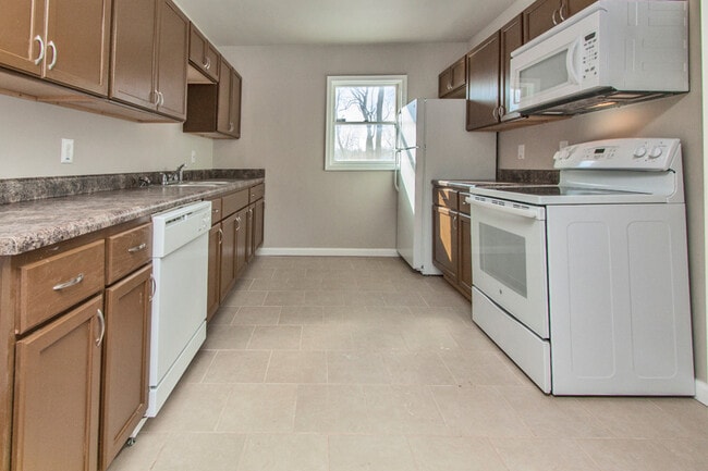 Building Photo - Large 3 Bedroom, 2 Bathroom - Pyramid Properties