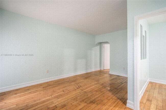 Foto del edificio - 7301 Carlyle Ave