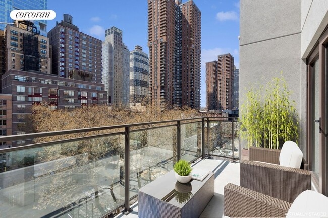 Building Photo - 350 W 44th St