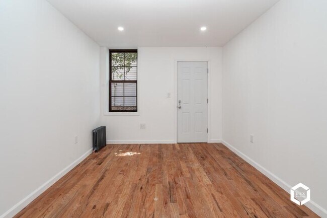 Foto del edificio - 3 bedroom in JAMAICA NY 11433