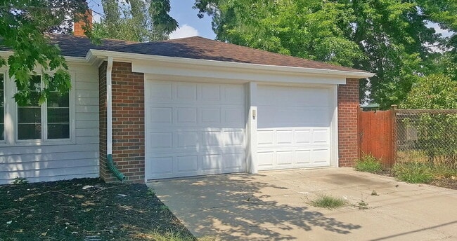 Building Photo - Spacious 5-Bedroom Gem on Locust Street – ...