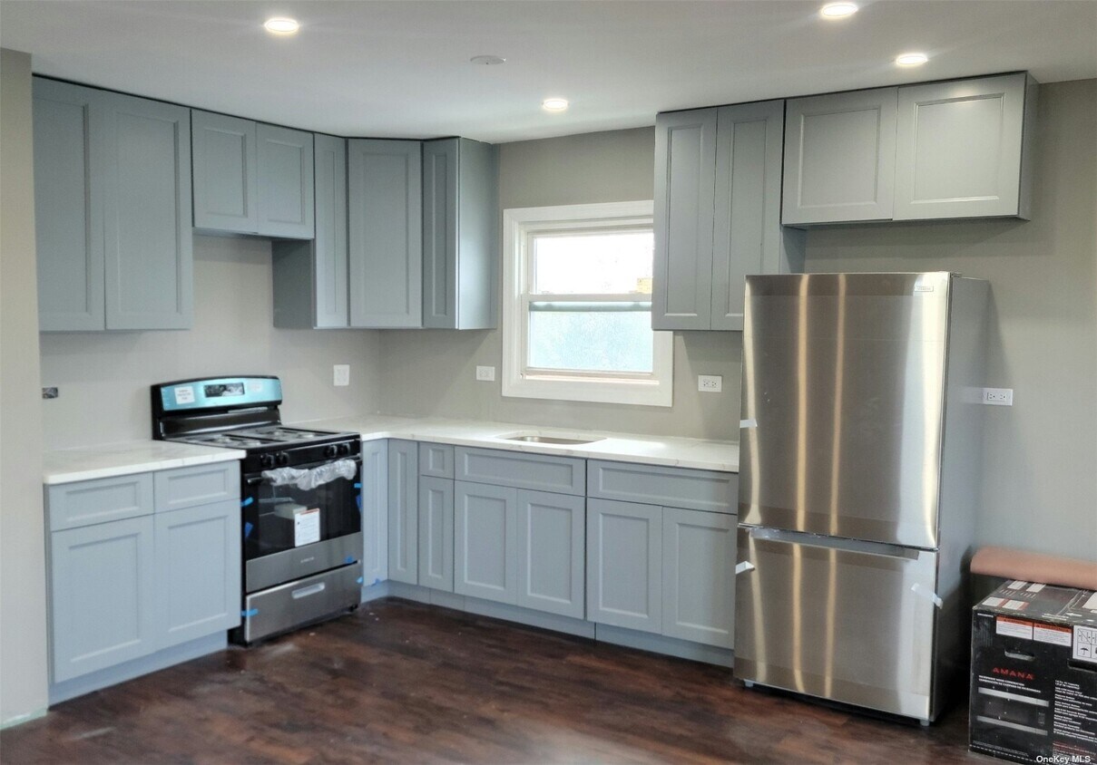 26208 Hungry Harbor Rd, Queens, NY 11422 Room for Rent in Queens, NY