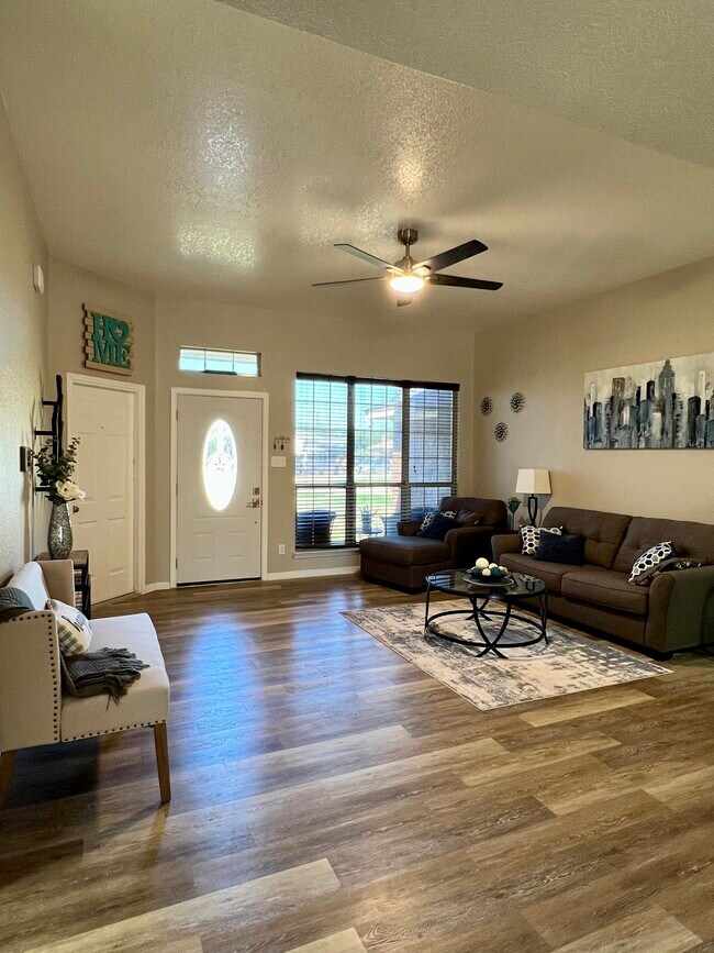 Foto del edificio - 5104 Leaning Oak Dr