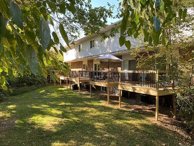 Building Photo - 1009 W Cascade Ave