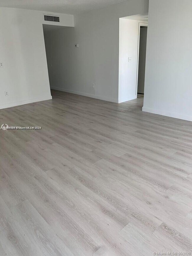 Foto del edificio - 2350 NE 135th St