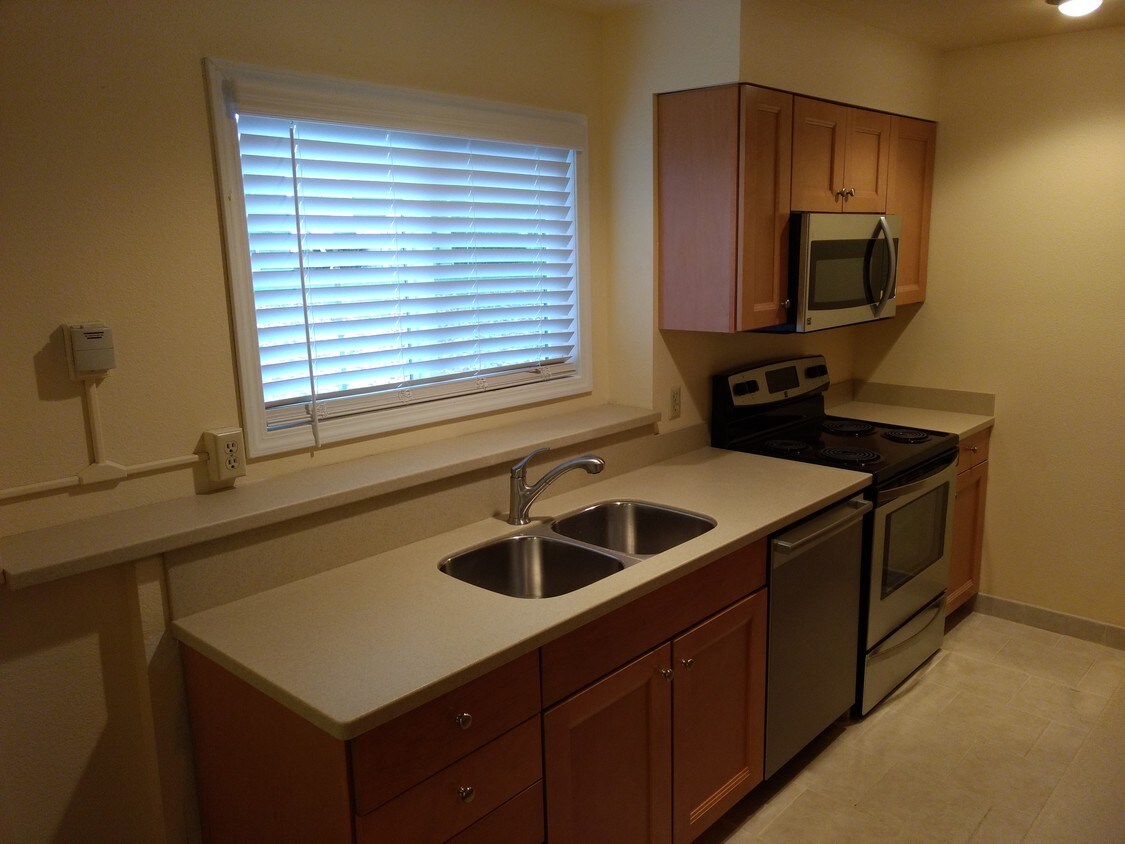 Kitchen - 2404 Southhills Dr