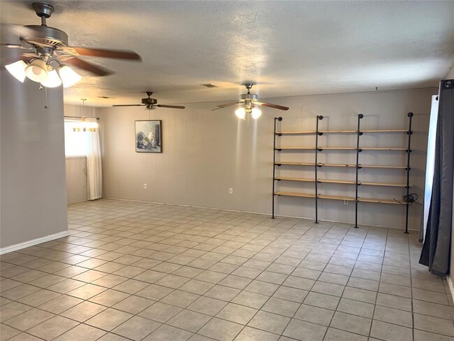 Building Photo - 2301 Camelia Cir