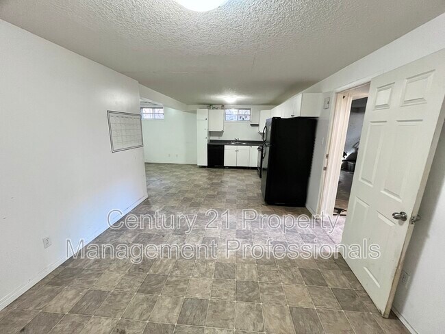 Photo du bâtiment - 12915 69 St NW