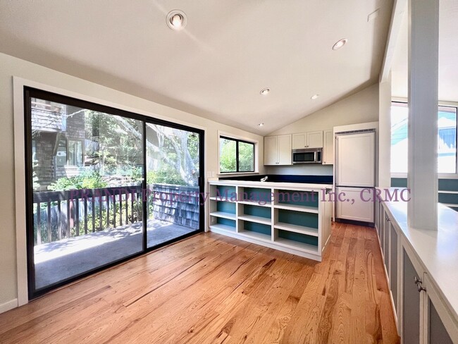 Foto del edificio - Split Level Condo Just Steps from Downtown