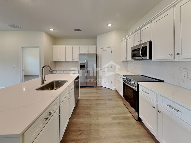 Building Photo - 5955 Pinewood Ests Dr