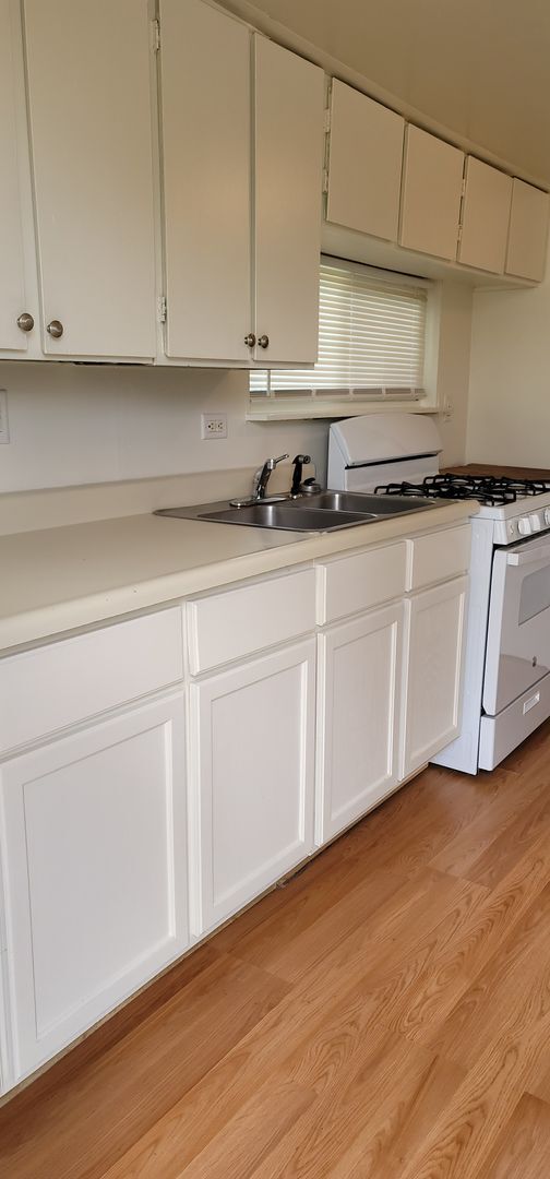 Building Photo - Available Now- Clean, Cute 1 bed,- 1 bath ...