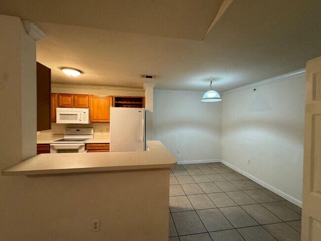 Building Photo - nice and quiet condo in desirable New Tamp...