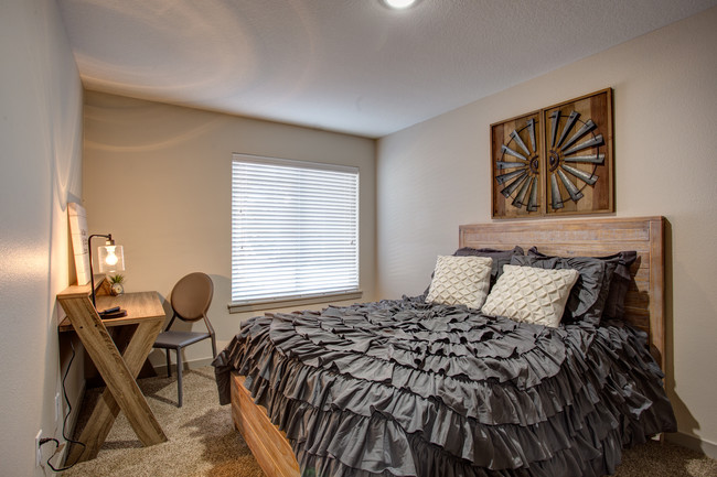 Bedroom - Commons at Redwood Creek Apartments