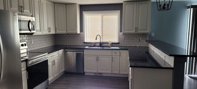 Foto del edificio - 4bd 2 1/2ba located on the canal