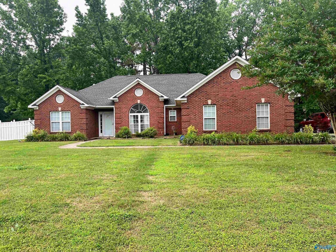 Foto principal - 157 Preswick Pl NW