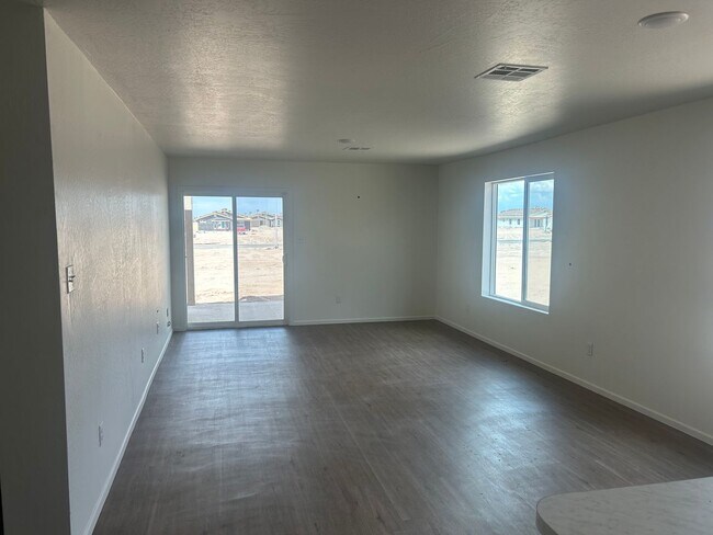 Building Photo - DESERT SANDS