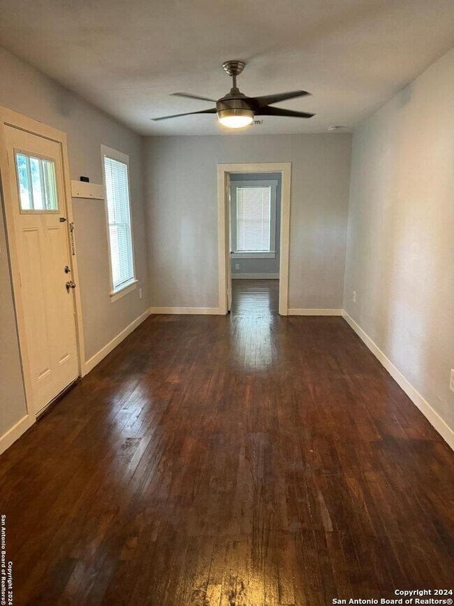 Foto del edificio - Charming 2-Bedroom Upstairs Unit in Alamo Heights ISD