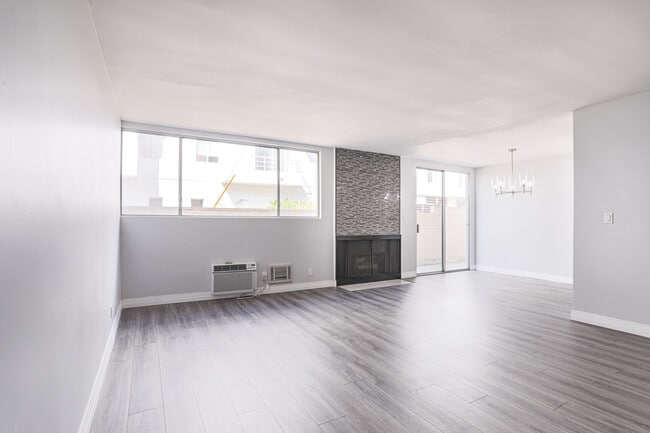 Building Photo - 530 S Barrington Ave