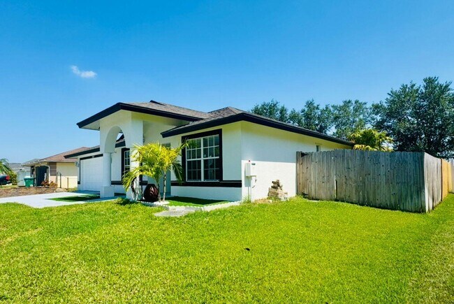 Foto del edificio - 2468 SW Garcia Ave